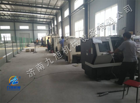 配件數十臺數控設備生產(chǎn)車(chē)間