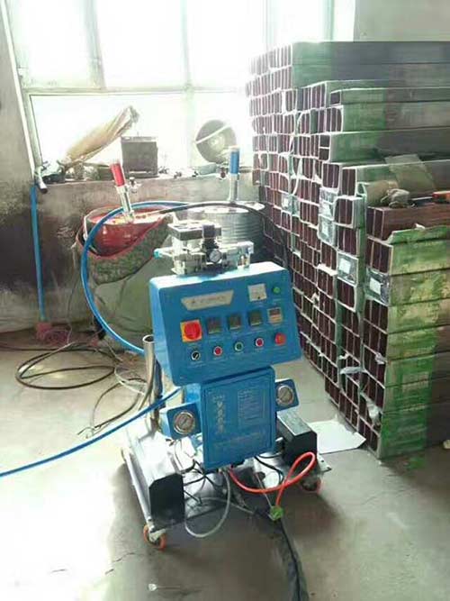 防盜門(mén)填充聚氨酯發(fā)泡(圖1) Q2600D發(fā)泡機防盜門(mén)填充聚氨酯發(fā)泡案例